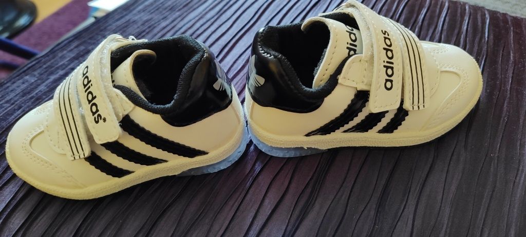 Buty / adidasy Adidas r. 21, ze świecącą podeszwą