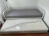 Cama individual com cama extra por baixo