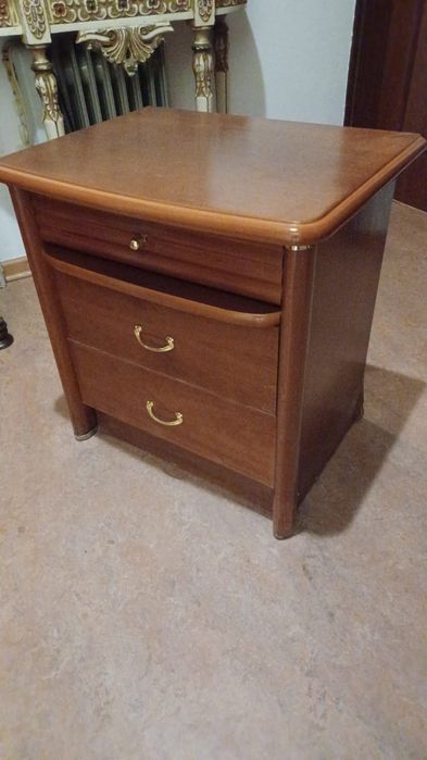 Mesinhas de cabeceira em madeira com suporte