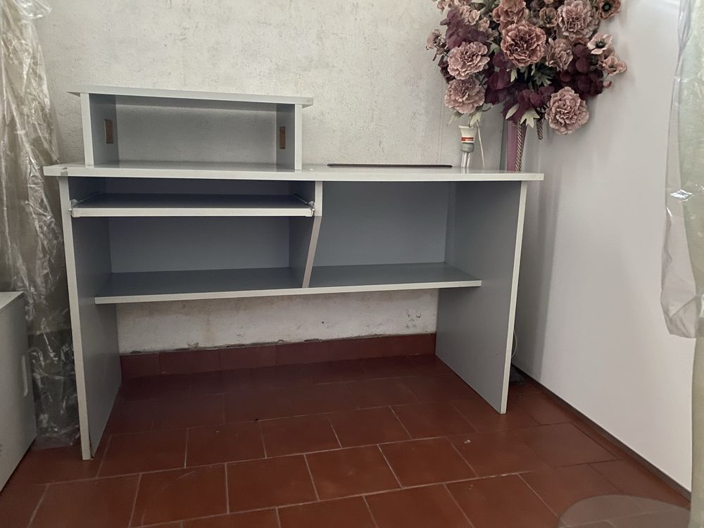 Secretária cinza para escritório
