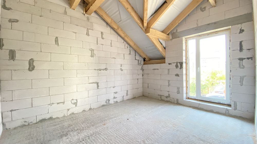 Напівособняк 130 м² з гаражем і 3 сотками землі біля міста