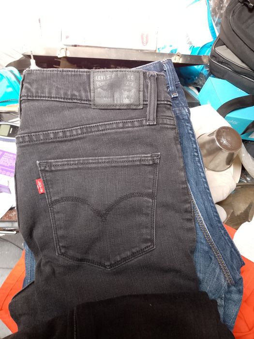 8 Vaqueros Levi's W29