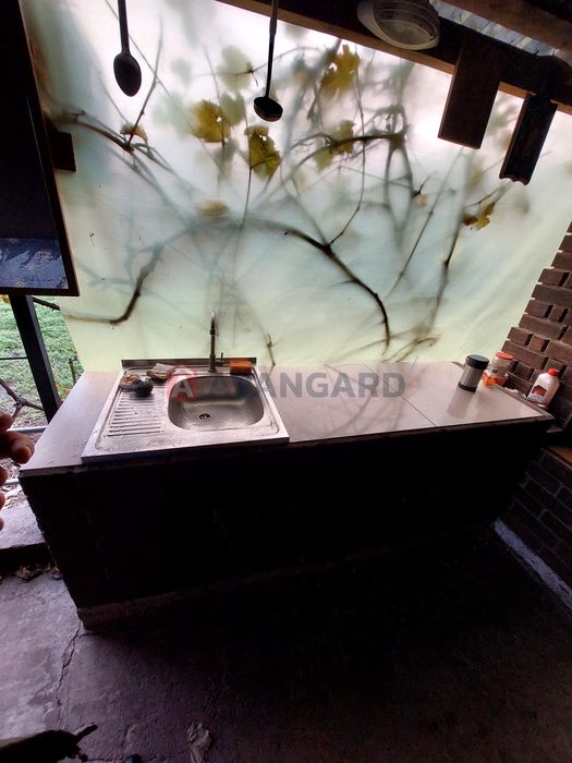 Заміський будиночок поряд із містом