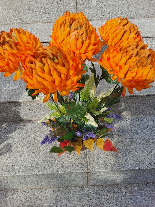 Chryzantemy sztuczne w doniczce.