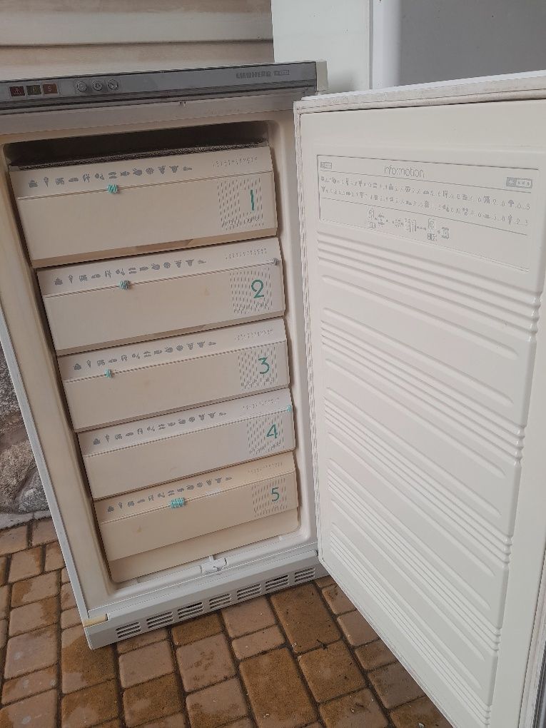 Продам компресорну морозилку компактну, 4,5 кошиків,для дачи,кафе.