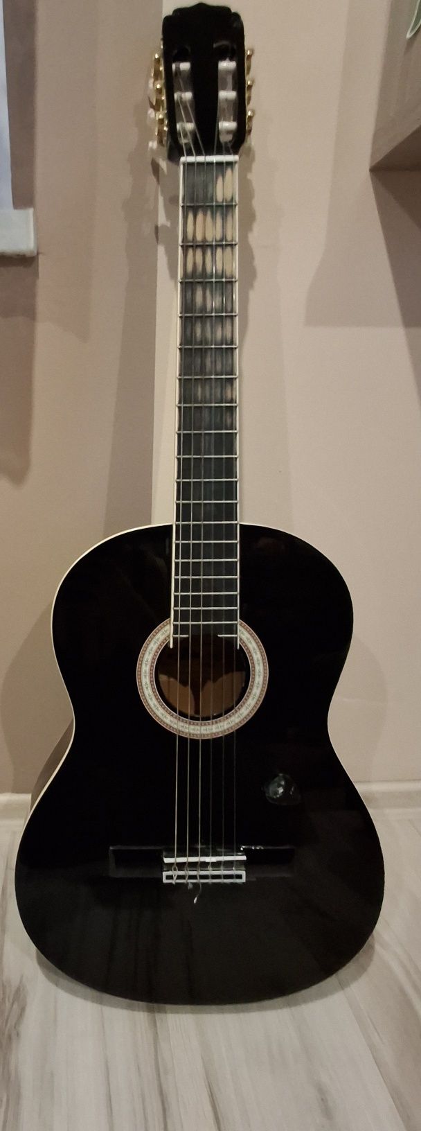 Gitara klasyczna 4/4 – czarna, gotowa do gry!