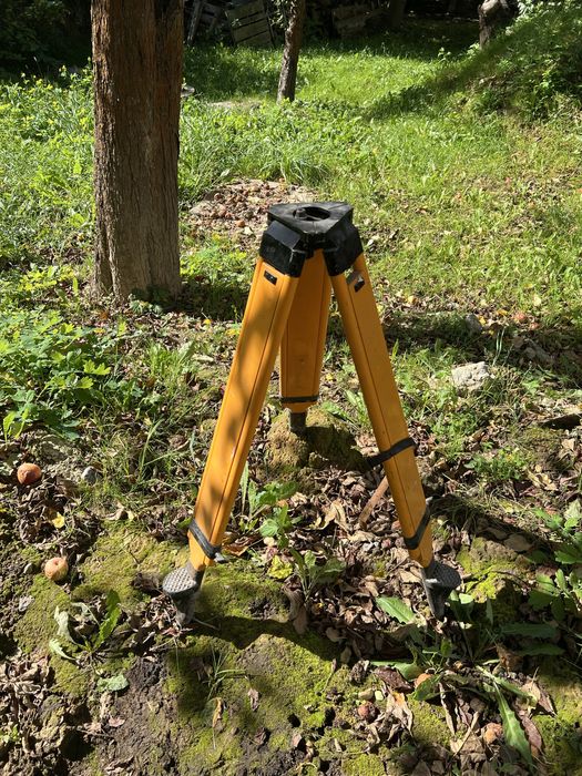 Геодезичний штатив