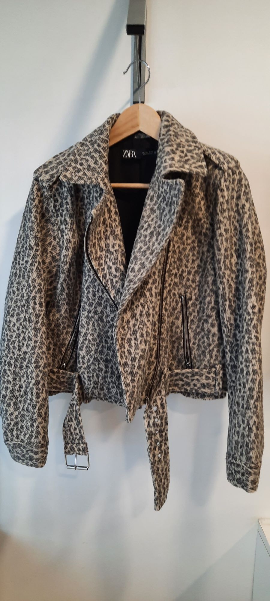 Blusão Zara com estampado animal print