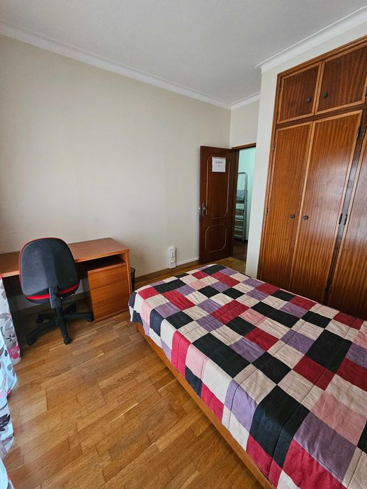 Quarto 320€ c/ Varanda e AC - Vale Flores
