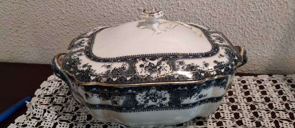 Terrina centenária e da fabrica de Sacavém em azul