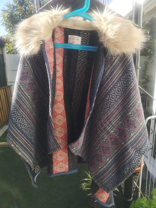 Capa de menina, gola com pêlo