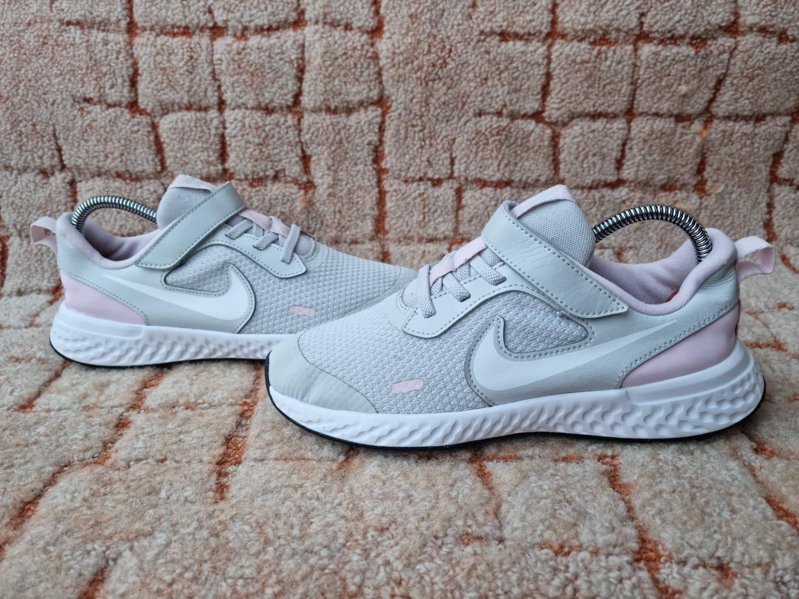 Кроссовки Nike Revolution