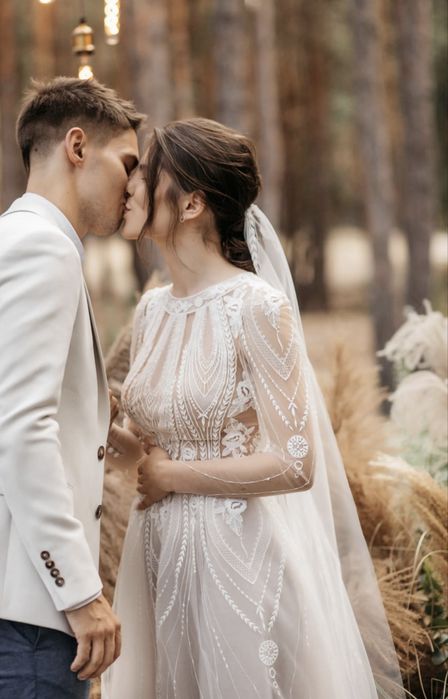 Весільня сукня з вишивкою