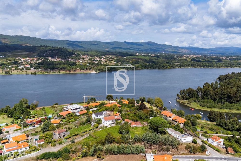 Terreno com 1381 m², junto ao Rio Minho, em Vila Nova de Cerveira