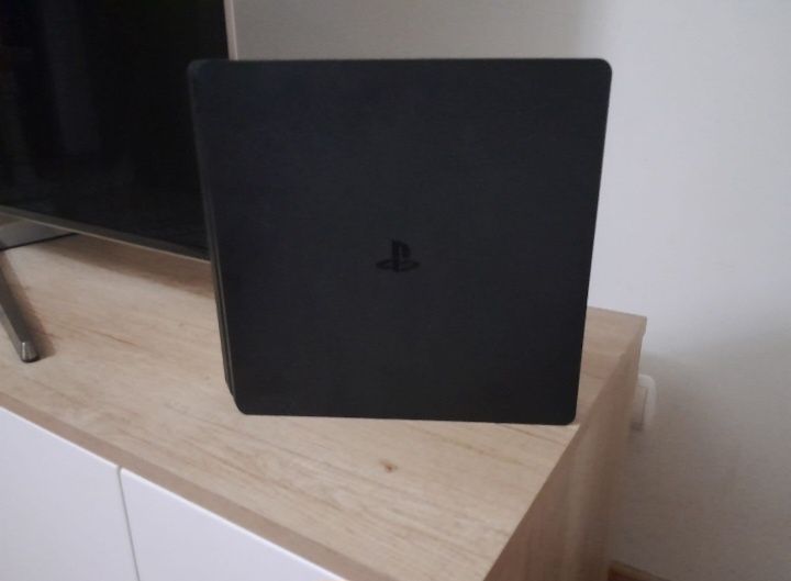 Uma ps4 que só estou a vender para comprar um pc