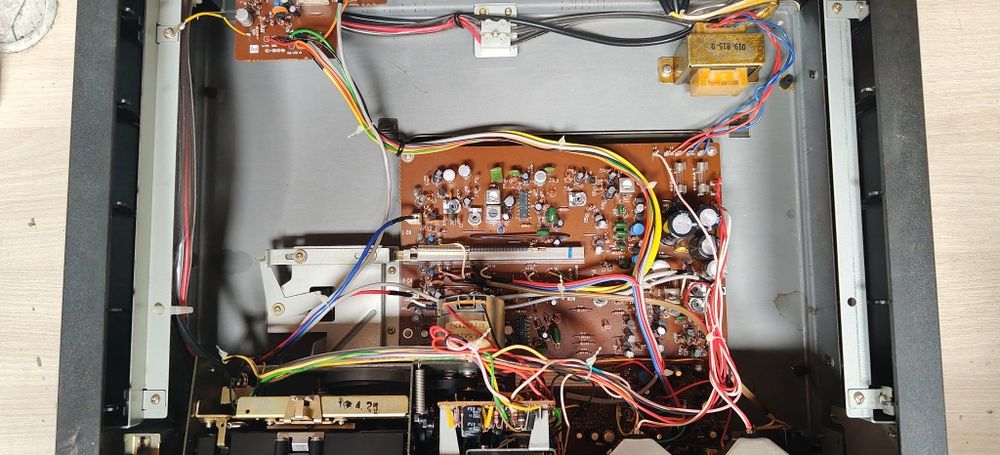 Magnetofon deck DUAL C 809.