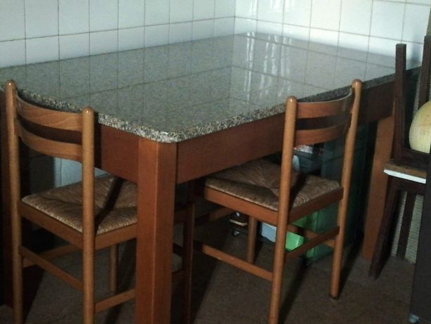 Mesa cozinha com tampo em mármore