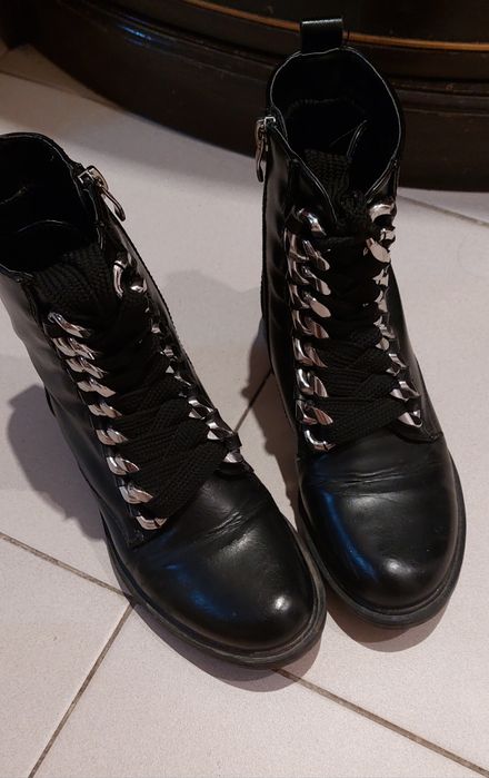 Botas em pele pretas