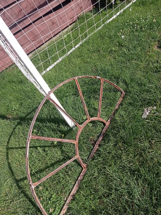 Okno metalowe w kształcie łuku