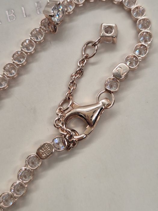 Bransoletka tenisowa złota Pandora.