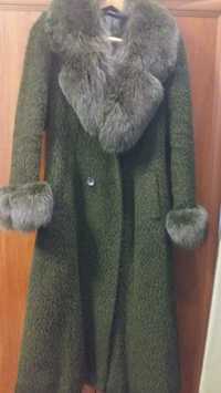 Пальто жіноче зимове з лами.