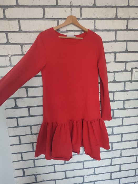 Czerwona sukienka z falbanką