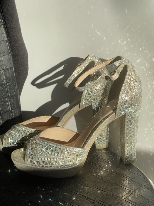 Босоніжки стрази туфлі 36-37р святкові Menbur