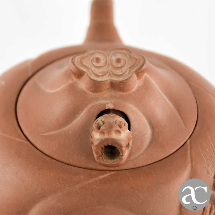 Bule Yixing em Terracota – China, feito à mão, decorado com dragões