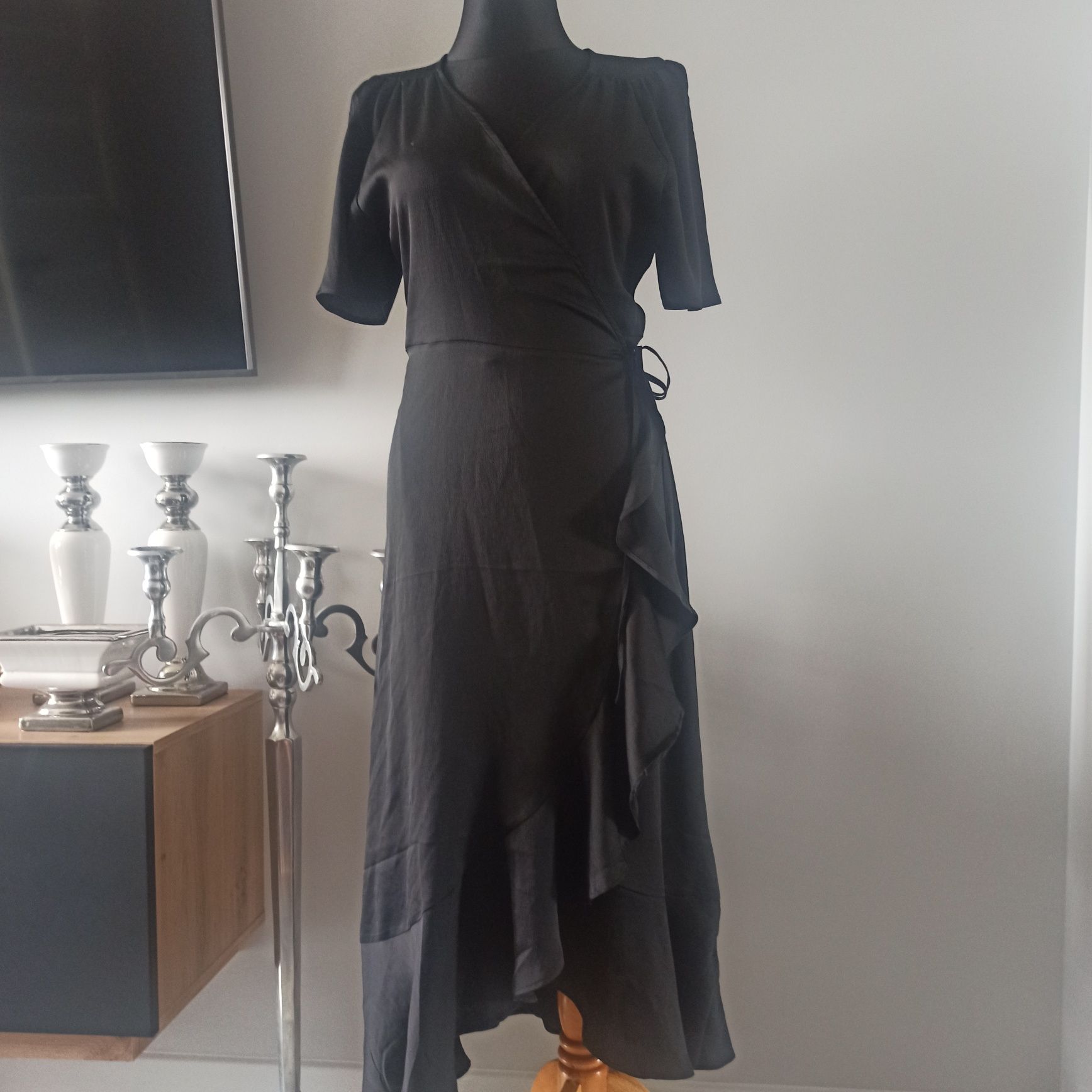Czarna kopertowa sukienka z falbanką hiszpanka