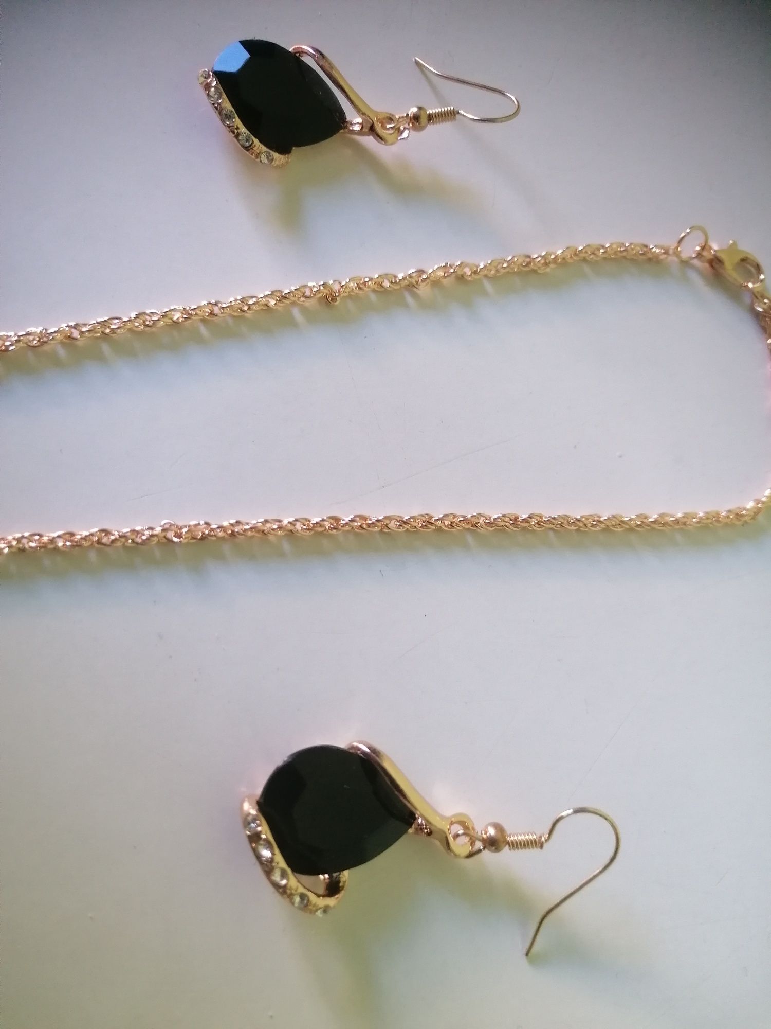 Conjunto de colar e brincos preto e dourado