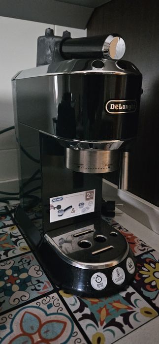 Máquina de Café Manual DELONGHI Dedica