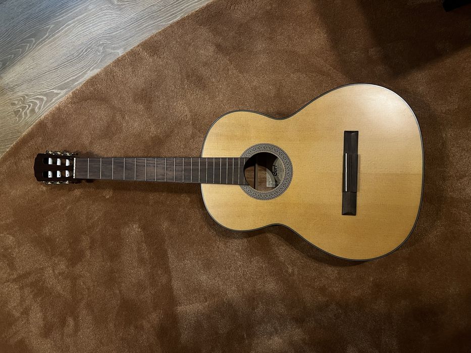 Guitarra classica da Cort Guitars