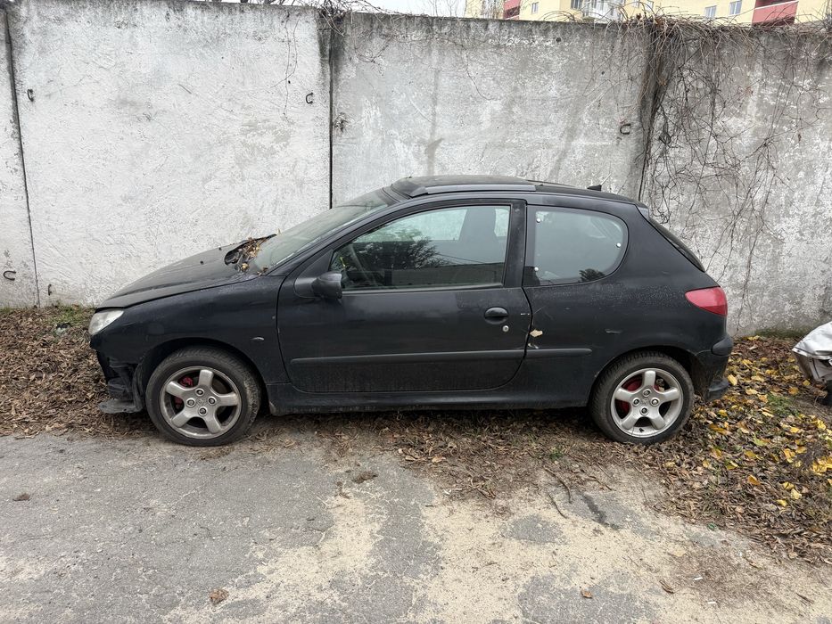Продам Peugeot 206 1.4 механіка після невеликого ДТП.