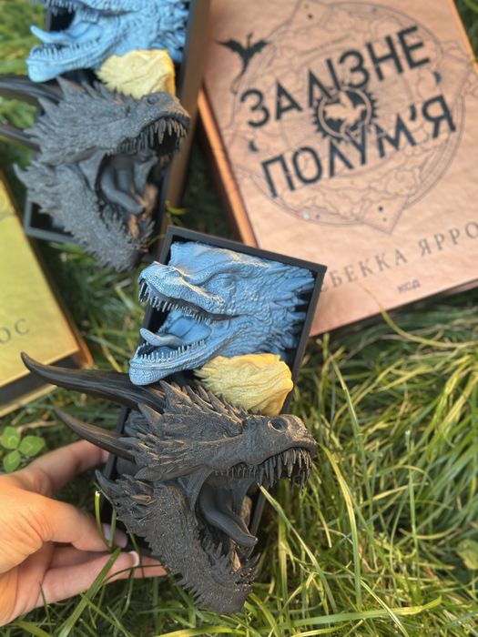 Підпора для книг «Четверте крило»