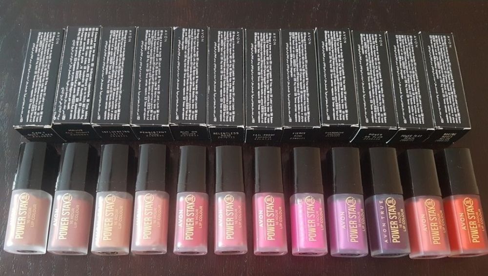 Avon Power Stay matowa szminka w płynie Stay Put Sangria