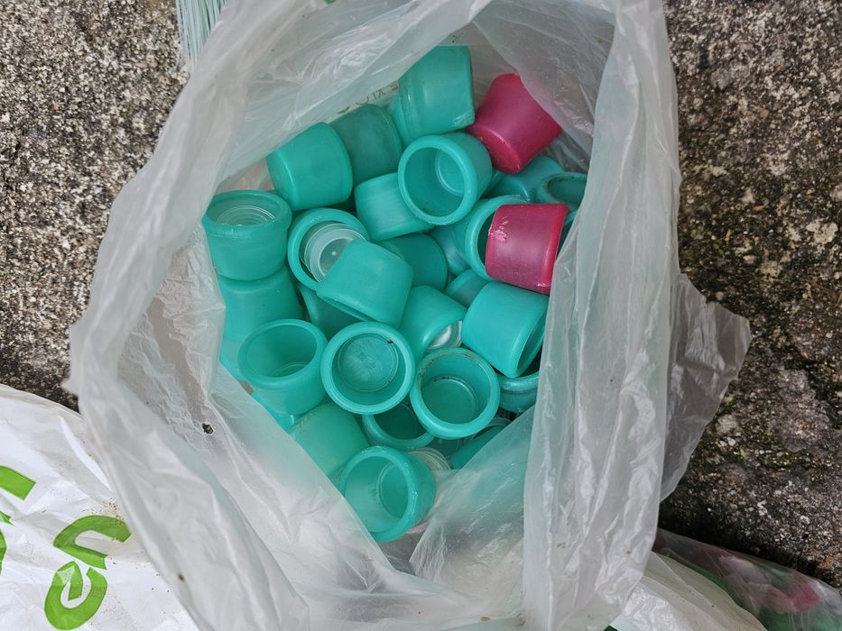 Rolhas de plástico e cortiça