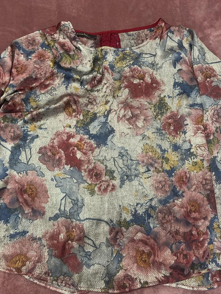 Blusa “Amely” tamanho 44 cinza com padrões florais multicolor