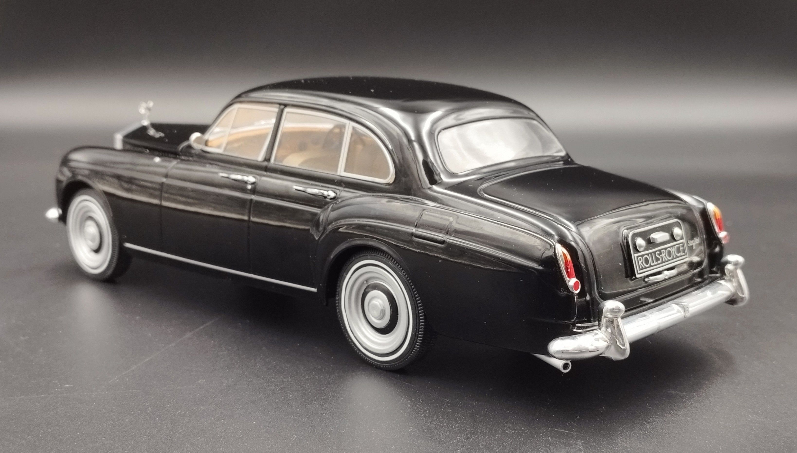 1:18 MCG 1965 Rolls Royce Silver Cloud III model uszkodzony