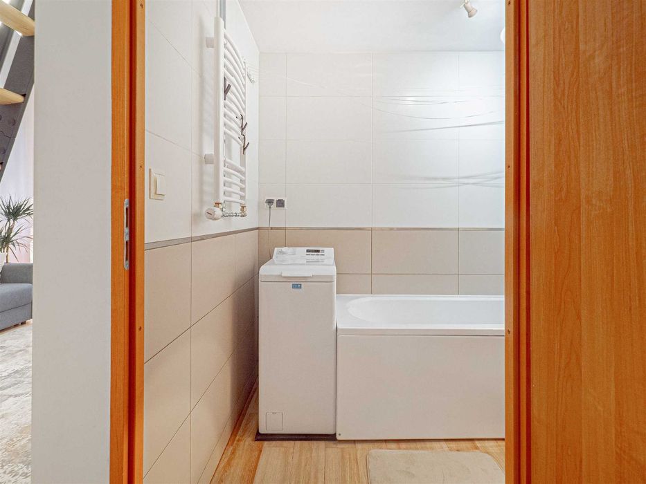 kawalerka z 2 pokoje, antresola, rolety, po remoncie, piwnica, wanna