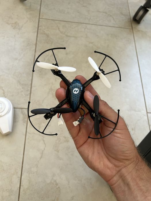 Игрушечный дрон + пульт на батарейках