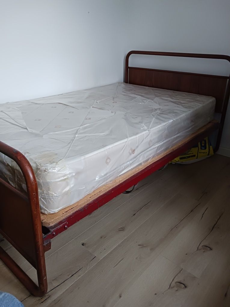 Cama com colchão plastificado