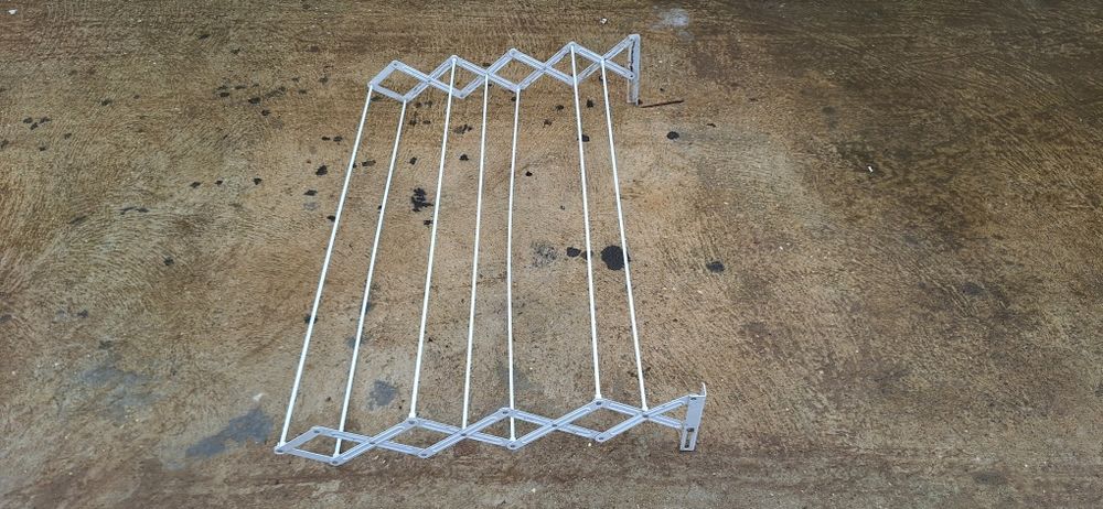 Estendal de parede em bom estado.