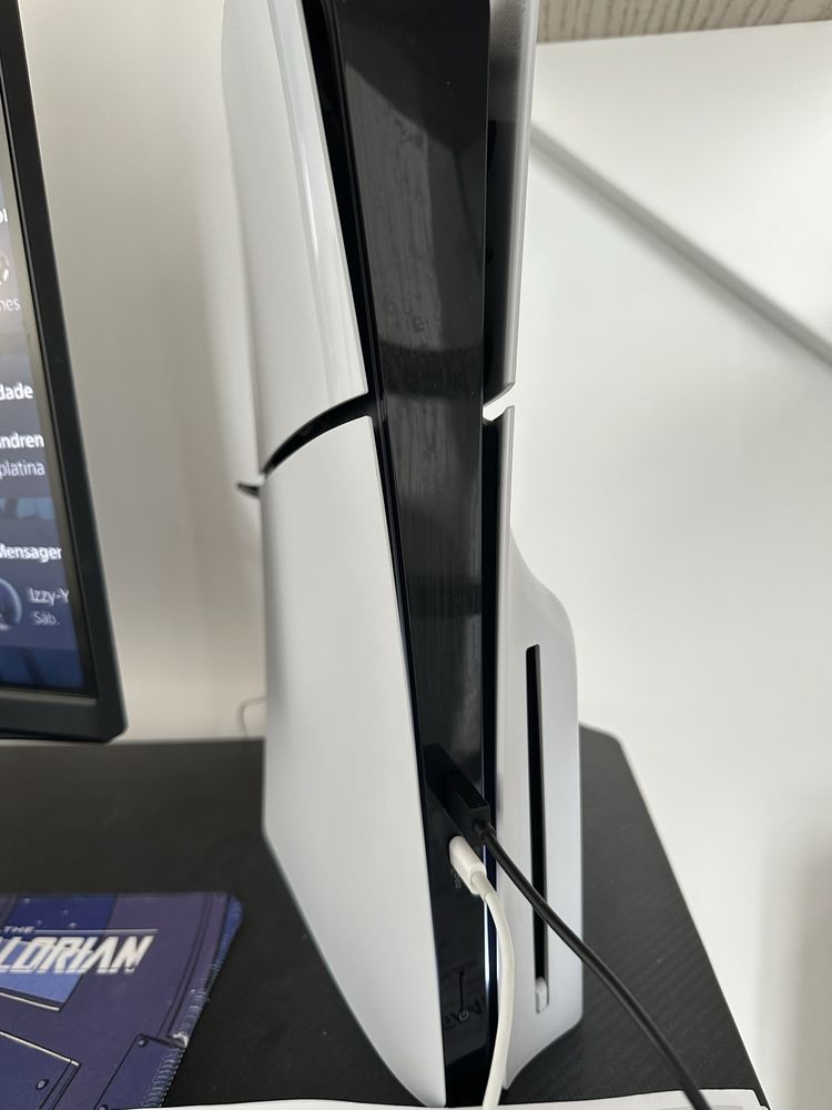 Ps5 com leitor de CD e 2 comandos