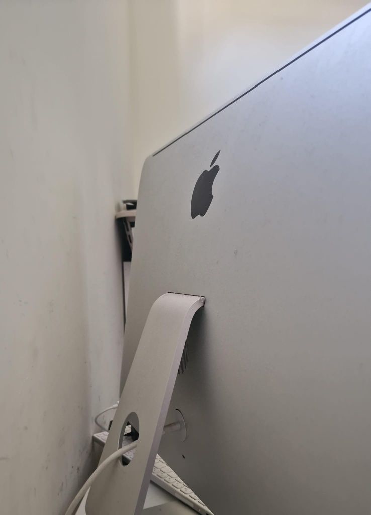 iMac 2010 i5 com 8GB de RAM em Excelente Estado + Teclado e Rato