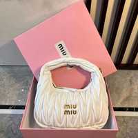 Біла сумочка Miu Miu
