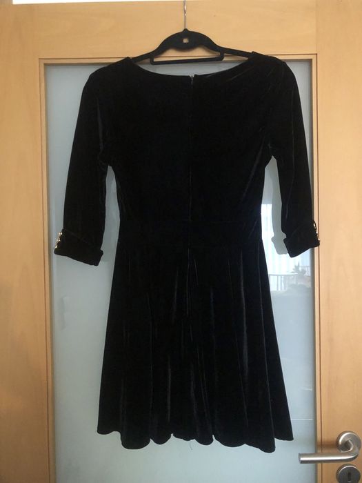 Vesdido preto de veludo com botões dourados