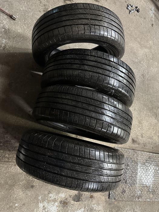 Goodyear Efficientgrip Performance 215/60 R17 100H