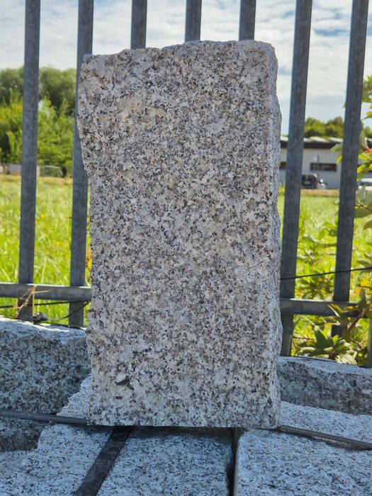 Obrzeże / opornik granitowy surowo łupany 10x20x40
