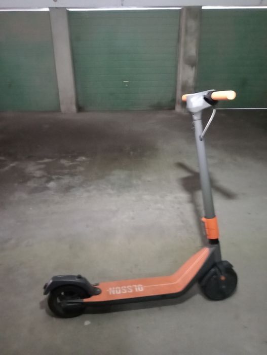 Trotinete elétrica em bom estado com marca de uso não tem carregador