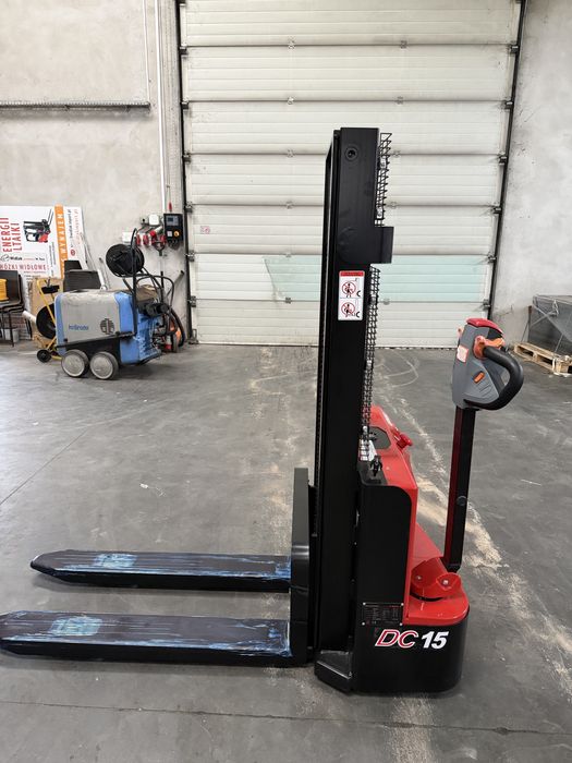 Wózek paletowy elektryczny z masztem Heli CDD15J